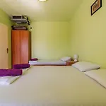 1 Bedroom Gorgeous In アパート ポヴリャナ